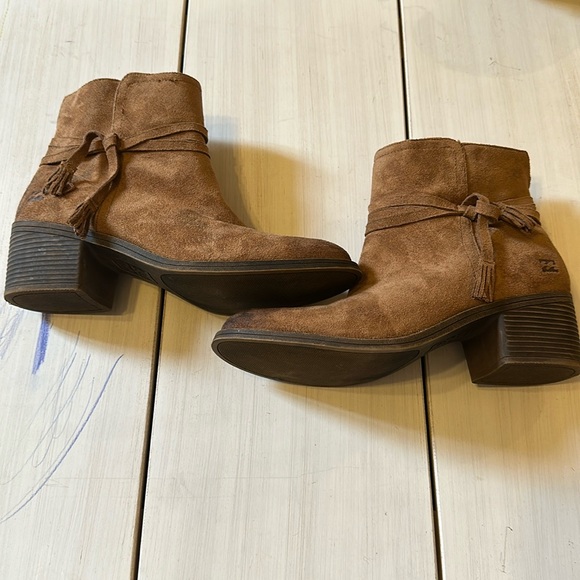Billabong Shoes - NWOT Billabong Tie Detail Bootie